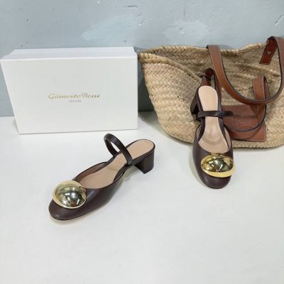 高品质出厂 ！小众潮牌吉安维托 罗西gianvito Rossi 24春夏粗跟圆头粗跟凉鞋！轻松移动，高跟凉鞋！特色金属鸡蛋扣件搭配设计！时尚亮点！ 秉承了其传
