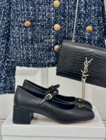 Prada 普拉达经典三角标 粗跟玛丽珍鞋系列 简约极致 三角标点缀 很有自己的品牌个性 面料采用进口牛皮 内里垫脚均为羊皮 意大利进口牛皮大底 跟高：4.5C