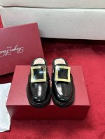 顶级版本代购级roger Vivier Fw25 Rv2025春夏新款钻扣穆勒拖鞋经典鞋型，经典水晶方扣，厚底增高效果满分超级好搭配的夏季单品可甜可飒～经典又好