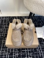 代购级短筒 中筒 Ugg.皮毛一体雪地靴 看多了经典款 需要一些点缀 今年特别爱毛线编织 成为寒冬流行穿搭的主流趋势 漫长的冬日还有什么比舒适度保暖更渴求呢 S