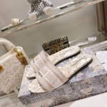 出厂： Dior 新色CD迪奥女士老花刺绣皮底拖鞋克里斯丁迪奥一直是华丽与高雅的代名词，在时尚殿堂一直是雄踞顶端特別值得一提的是：鞋底绣花图案，再現Chrsti