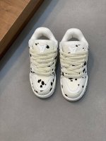 Lv Trainer Maxi运动鞋出货本款 Lv Trainer Maxi 运动鞋取材柔软牛皮革，以大号廓型和凸纹外底重绎原版 Lv Trainer 运动鞋设