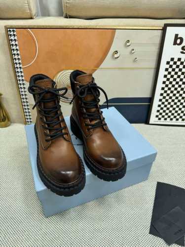 顶级版本 Prada 普拉达新款 秋冬新品 松糕厚底复古擦色做旧马丁短靴 秋冬t台走秀主推款！ 复古带点贵气的感觉， 上脚非常完美 超级百搭！ 优雅大方 让你领