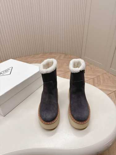 市面最高版本 Prada 普拉达24秋冬新款△三角标羊毛鞋，厚底靴 雪地靴 双色擦色牛绒真羊羔毛 真皮沿条 双色tpu大底 材质细节可对比原版，市面普通版本区分