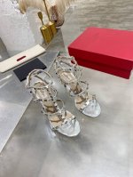 工厂价:330 valentino华伦天奴铆钉经典凉鞋 全新原版升级，脚感超级舒适， 方便穿脱 超贴心哦！ 鞋面混种羊皮 内里垫脚混种羊皮 意大利黄牛皮大底纹路