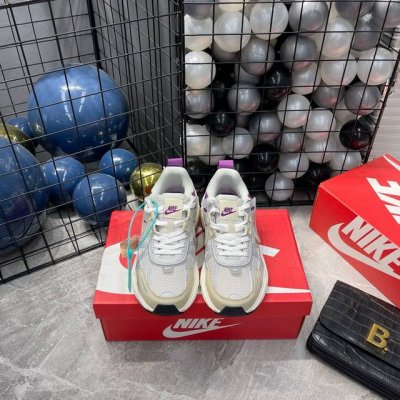 跑量价 公司级耐克nike V2K Run跑步鞋复古风潮 网面透气运动鞋 灰银紧致的鞋面材质提供良好的包裹性鞋侧 Swoosh以及鞋头部分搭配增添不少亮点的镀铬