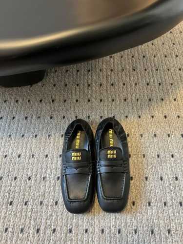 顶级品质 Miu Fw24 New Arrival～ Miumiu秋冬新款粗m平底金币乐福鞋 M家这款小方头平底乐福鞋非常合适柔软舒适 保留了经典金币乐福鞋的鞋
