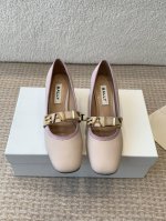 Bally 官网同步，2025春夏新款，时尚粗跟平底马丽珍logo 字母单鞋，走秀款芭蕾舞鞋款式新颖别致，采用方形头型设计 配以Bally 字母扣搭设计突出品牌