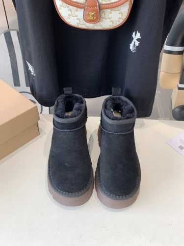 出厂价 Ugg冬季新款女士 舒适时尚厚底人鱼坡跟款短靴休闲雪地靴周冬雨明星同款 Ugg秋冬罗格鞋坡跟雪地靴一脚蹬 特秀气显高显瘦显腿长 给秋日叠穿增添小心机 巨