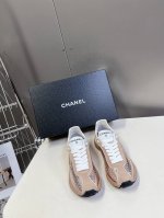 CHANEL香奈儿经典运动鞋超级网红系！超多网红上脚，专柜超火香奈儿的世界一直是女生梦寐以求的，简约的隔板设计 超级演绎多重质感效果，最抢眼LOGO双C也是超爱
