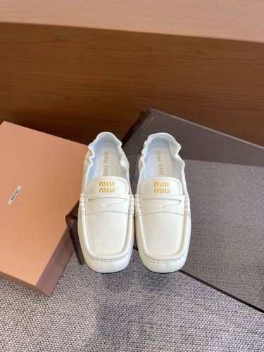 390Miu Miu 缪缪 25Ss 春夏季新款 芭蕾舞鞋 以芭蕾的灵动意韵融于日常. 以现代笔触刻画舞鞋经典轮廓 超软的绵羊皮质款芭蕾舞鞋 从经典日式鞋履汲取