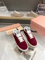 出厂价 MiuMiu缪缪家早春最新走秀款 休闲脏脏鞋 运动小白鞋 国内外博主刷爆的一款，小红书种草系列，复古又时髦上脚美炸了 简约的运动板鞋设计，极具辨识度的鞋