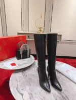 小牛皮 550 羊京绒 定做不退不换 22Aw走秀经典长靴，时尚气息从每一个小细节中脱颖而出。一双时髦的长靴 独特不拖沓的大气版型 立马就能穿出秋冬氛围感。随意