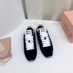 Miumiu 2024早春新品德训鞋，便球鞋。高版本 Miu Miu 缪缪大秀上爆出的这双球鞋 后全球各大代购官网火爆上市.简单很随意不羁又能体现单宁美感，整双