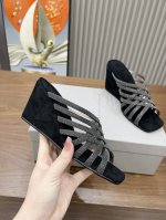 冲量价 Brunellocucinelli 。B C增高鞋上新款了。 面料：进口羊皮。内里进口牛绒，纯铜珠链，双层底台1=1原版开模，上脚美观大方，百分百原版开