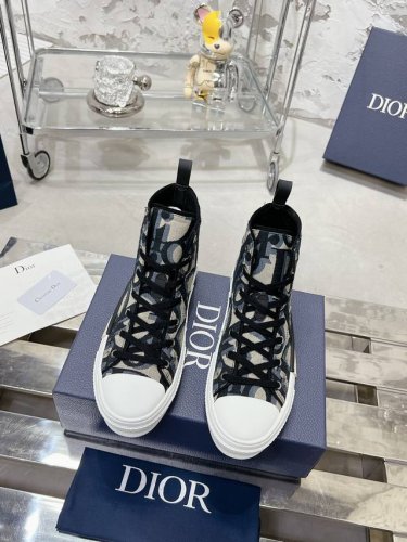 顶级版本！！！ Dior迪奥b23经典系列情侣款 高帮 低帮 休闲 运动鞋 板鞋 常年现货 版本已调试到极致！市场顶配版本！这款 B23 高帮运动鞋饰以米色和黑