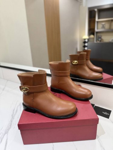 Valentino Garavanivl -V专柜最新款骑士小短靴外侧v扣锁版面设计- 顶级版本绝对史上最强货 舒适好穿楦型与专柜一致，优雅气质、 面料 进口牛