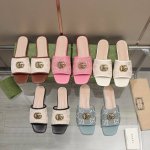 上新款了古奇 Cm跟拖鞋、出货了: 面料双gg布料、黑色丶粉色丶加啡、米白、灰色 内裡:进口羊皮、垫脚: 码数35一43码 工厂价橡胶底 元钱、 可以定做真皮大