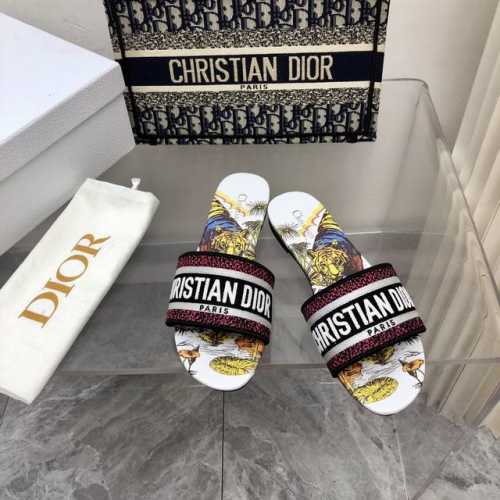 135号花色 早春新款提花刺绣凉拖鞋♀ 作为D家主打款老花刺绣系列凉拖，每年都会新色，一出新就立马断货，刺绣设计有立体感非常精致，简单大方，完全不挑人，任何场合