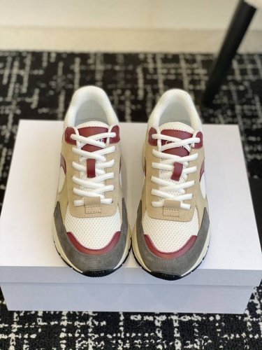 代购级 CELINE思琳赛琳CELINE RUNNER CR-03运动鞋 鞋舌和鞋后帮饰有CELINE标志运动鞋侧面凹印CR-03字样鞋后帮和侧面压印CELIN
