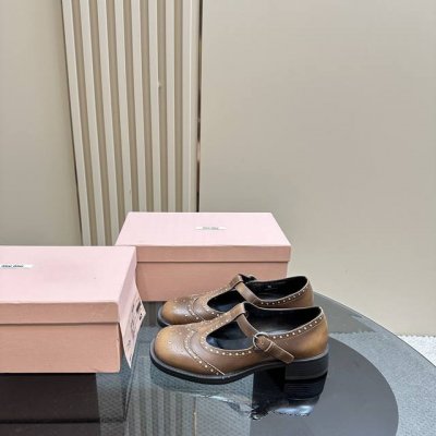 Miu Miu24早秋新品复古雕花 玛丽珍鞋 满满复古风的精致布洛克雕花 复古又有一丝丝帅气 很有格调～ 可盐可甜 搭配袜子百褶裙 甜妹标配！ 面料采用进口小牛