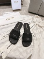 Dior迪奥24 春夏新款平底拖鞋年度最佳拖鞋 仙仙的极致魅力 从不让人失望的dior 一眼爱上，夏天一定要拥有的凉鞋 真皮大底 size:35-40