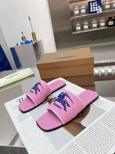 冲量价 新品上架burberry 巴宝莉粗跟，平底拖鞋渠道货 硫化一脚蹬巴宝莉拖鞋必须专柜一致！鞋面采用巴宝莉牛皮，羊皮内里及垫脚，原版开模扣子，极致柔软的皮革