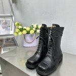 高品质中靴 植鞣皮 巴洛克风格靴子 全真皮 高版本 系列 Miu'Miu 经典舒适 全真皮 制作 卡其色系列 中跟设计 经典五金镭射logo 面料：采用原版一致
