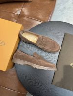出厂价 TODS托德斯本款乐福鞋以绒面小牛皮制成，水染牛里，特别的橡胶豆豆外底设有雅致的特殊工艺编织嵌边，鞋面点缀精巧横条装饰和Tod's字母，皮革内底，可拆卸