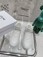 厚底高帮版 。码数35～40。 Celine 赛琳~~春夏季新款厚底小白鞋！Celine轻奢风格的小白鞋 简单舒服 干净 ！！可爱的圆头设计~~复古的感觉~~特