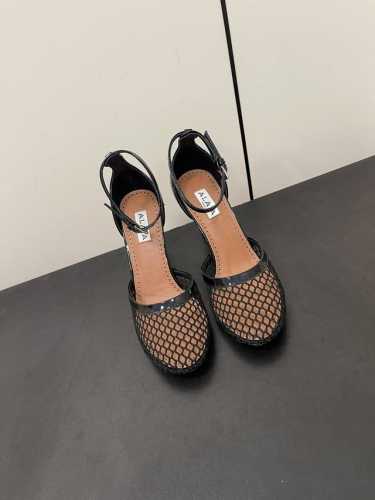 Alaia 24 同步专柜渔网高跟鞋 爆款单品，时下流行审美。Alaia极简风太火了 所以趁着有热度，赶紧时髦一把！ 跟高10Cm 瞬间Hold全场 码数： 3