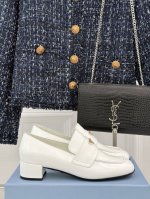 厂价 Prada 普拉达经典秋冬新品三角标粗跟乐福鞋面料采用进口小牛皮高级定染羊皮内里意大利进口牛皮大底跟高：4.5cm码数：35-39 40 41定制