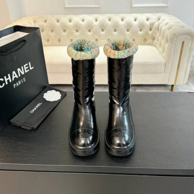 秋冬新款chanel小香厚底毛里短靴 宝藏时髦单品，超级火的一款，上脚真心美，超有小香的调调，高级感十足！简约又难以抗拒，搭配展现与众不同的穿搭风格，超级推荐！