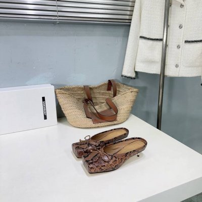 高品质比厂400！小众潮牌Jacquemus25春夏新款法式金属跟包头半拖方头鞋流行的方头设计和茴蕾风碰撞则个性，俏皮可爱时尚好看蝴蝶结装饰很有少女感，整体日常