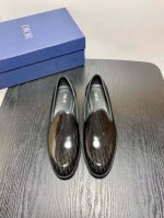 Dior迪奥德比鞋｜真皮底正装皮鞋｜采用开边珠牛皮精心制作｜水染牛皮内里｜搭配经典的系带开合｜侧面饰以精致的压花品牌标志｜富有光泽的叠层鞋跟设计提升格调｜可与正