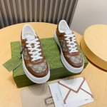 工厂 Gucc* 牛皮里 顶级代购 炸街运动鞋专柜同步发售原厂配置，鞋面选用进口头层牛皮搭配原版胶料，高品质拼接复杂工艺品，舒适防臭的牛皮内里垫，鞋底原厂特供原