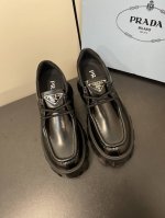 男款50Prada普拉达三角标情侣系带厚底乐福鞋 白色不做男款 原版1:1定制，今年最潮的三角标一脚蹬英伦风复古情侣小白鞋，众多网红上脚，这款鞋，牛皮拼色，注塑