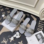 出厂： DIOR 迪奥顶级专柜 压钻系列官网同步 全系首发 迪奥压钻经典刺绣拖鞋明星同款 网红博主推荐 原版开模 代购版本 进口压钻鞋面 垫脚羊皮 原版私膜TP