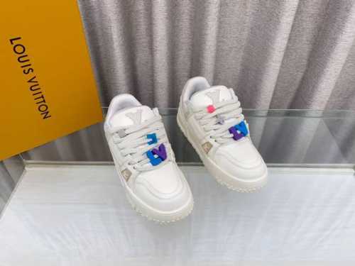 Lv 情侣款 新款trainer Diy饰扣运动鞋板鞋 可爱胖trainer，来闭着眼睛买的款式，打破颜色的单一变化，更年轻了胖trainer也可以叫发福鞋，憨