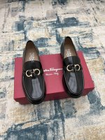 ferragam～ 码数：38-45 F家官网同步新品男士正装皮鞋，完美做工，顶级复刻，采用进口意大利小牛皮设计，古法手工改色搭配原版五金扣饰，牛皮内里 垫脚，