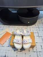 村上隆 X Lv联名限量款凉鞋 今年必入单品 结合此前Sunset Comfort 系列经典耐看 本款选用舒适羊皮塑造可调节魔术贴鞋带，轮廓圆润色的Lv标识恰似