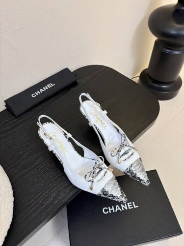 Chanel Vintage中古系列凉鞋简约而不简单的款，上脚特别显脚细。鞋面定制面，内里垫脚羊皮，真皮大底。跟高7Size:35-39 4041定制