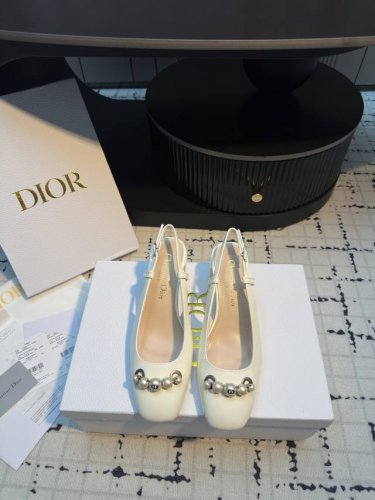 dior | 迪奥 25 2025早春新品 顶级版本 专柜主打新款Dior Paris 珍珠扣粗跟后空凉鞋硬货上新 bs代购级别！高级感十足！国内外博主刷爆的一