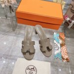 粗跟 出厂价 Hermes 爱马仕h拖鞋oran凉鞋系列 时尚又百搭 超级舒服 每个细节都做到极致 原版swift小牛皮 原版1:1独家私模鞋面 原版真皮沿条大