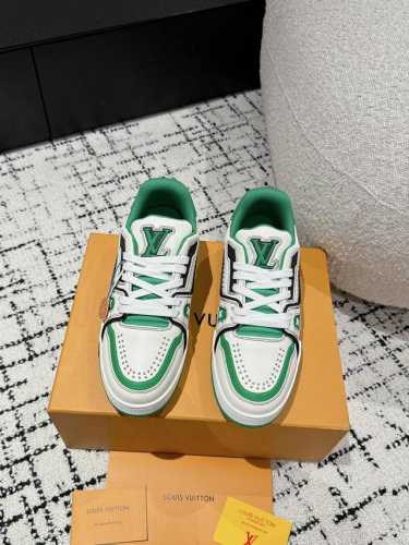 顶级版本 男款 Lv 路易威登l家 Trainer 24 新款 魔术贴 休闲 运动鞋 滑板鞋 Lv Trainer 运动鞋的灵感源自复古篮球鞋，代表 Virgi