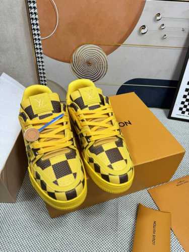 Lv-Trainer路易-威登 Pk市场一切版本 情侣款 走秀新款 篮球板鞋 代购品质 原版1：1开发复刻！！上脚非常舒适 做工精细 鞋面由意大利进口小牛皮拼接