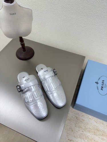 爆款流苏拖鞋 PRADA 黄色 平底设计 简约设计 搭配 logo 的设计和简约的线条 很有格调 简单纯粹得色调 原版开模 舒适炸街 原版 小牛皮 银色金属皮