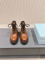 出厂 顶级版刘雯杨幂同款增高鞋切尔西短靴 Prad*普拉达2024秋冬新款走秀款布洛克厚底踝靴系列 这款上脚超好看.而且可以拉长腿型. 复古手工擦色，高级气质拉