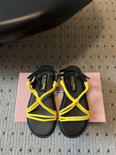 顶级品质 Miu Miu 25Ss简约绳结凉鞋 别看简单 工艺每个都很复杂 非常留行的美拉德配色平底鞋，电绣工艺设计、独特风格，简约又时髦 配上脚绳可谓时尚感拉