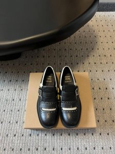 32代购级别 miumi*缪缪 24 英伦风系带做旧乐福鞋MiuMiu秀场适当“邋遢”擦色工艺独一无二的工艺来自Miu Miu系列的细节特写 NewBalanc